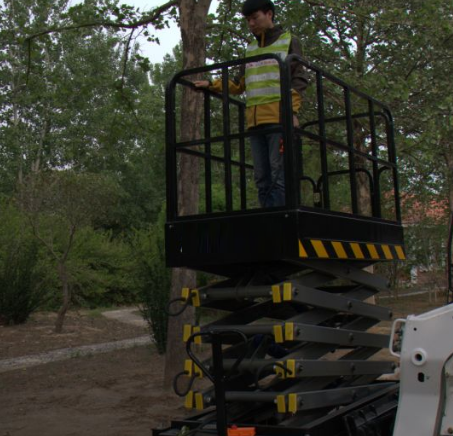 供电人员和园林人员共同利用高空升降平台车砍伐树障