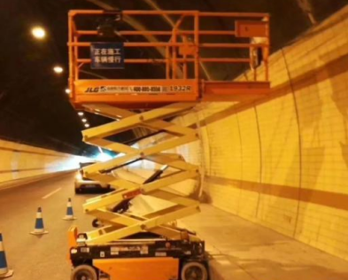 剪叉式升降平台车助力雄安新区电力隧道顶管工程建设