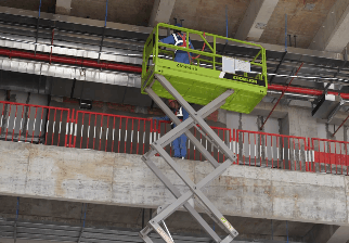 14米剪叉式升降平台车参与凤凰山体育中心建设维护工作